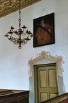 Äldre ljuskrona, porträtt och sakristidörr i Levene kyrka. Neg.nr. 04/149:15. JPG.