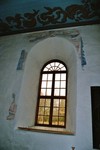 Långhusfönster med fragmentarisk drapering i Ransbergs kyrka. Neg.nr. 03/228:01. JPG.