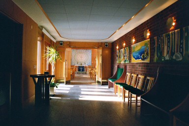Korridor mellan kyrksal och vapenhus i Tacksägelsekyrkan. Neg.nr. 03/256:20. JPG.