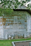 Korgavel på Härja kyrka med romanska stenreliefer och svampformade gravstenar. Neg.nr. 04/194:01. JPG. 