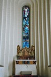 Altarpartiet i Baltaks kyrka med glasmålning och relief från 1950. Neg.nr. 04/185:13. JPG.