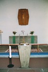 Dopfunt och altare i Högåskyrkan. Neg.nr. 03/222:05. JPG.