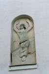 Relief av K Elmberg ovan entré till Tibro gravkapell. Neg.nr. 03/254:18. JPG. 