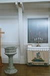 Dopfunt och äldre altartavla i Stengårdshults kyrka. Neg.nr. B963_055:11. JPG.