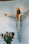Krucifix på altarväggen i Sankt Johannes kyrka, Habo. Neg.nr. 04/165:03. JPG.