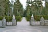 Ingången till skogskyrkogården vid Nykyrke kyrka. Neg.nr. 03/264:24. JPG. 