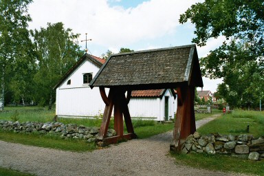 Härjevadskyrkan och stigluckan från Kärråkra i Fornbyn, Skara. Neg.nr 04/228:13.jpg