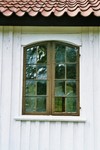 Långhusfönster i Härjevadskyrkan i Fornbyn, Skara. Neg.nr 04/228:15.jpg 