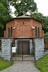 Ingången till gravkapellet på Sankt Sigfrids kyrkogård i Skövde. Neg.nr 04/335:01.jpg