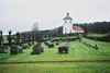 Surteby kyrka med omgivande kyrkogård