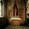 Den ursprungliga altaruppsatsen står i kapellkransen, söder om koret.