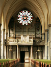 Orgelfasaden är ursprunglig, orgelverket med ryggpositiv (Hammarberg) tillkom 1969.