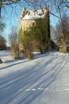 St Hästnäs. Det medeltida stenhuset i vinterskrud.