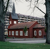 Landalakapellet på sin nuvarande plats, dit det flyttades 1919. Bostadsbebyggelsen tillkom på 1970-talet. 