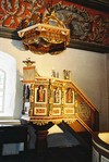 Predikstolen är ett barockverk utfört 1721 av bildhuggaren Mikael Smidt från Göteborg. 