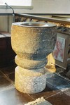 Dopfunten består av en medeltida cuppa i amfibolit och en rundad, krysshamrad fot i granit tillverkad under 1900-talet. 