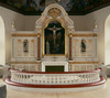 Altaruppsatsen tillverkades 1906 efter ritningar av arkitekt Axel Lindegren.