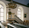 Predikstolen är ursprunglig, möjligen utformad av arkitekt Fredrik Johan Åbom.