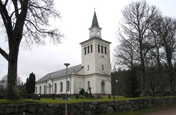 Lönneberga kyrka från sydost.