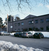 Församlingshemmet ligger närmast parkeringen och Runstavsgatan. 