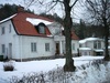 Valdemarsviks kyrka, den f d prästgården med det nya församlingshemmet i bakgrunden.
