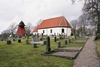Stora Lundby kyrka med klockstapeln samt omgivande kyrkogård, från SÖ.