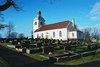 Starrkärrs kyrka med omgivande kyrkogård, från SÖ.