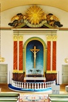 Starrkärrs kyrka, altaruppsatsen med altare och altarring, från V.
