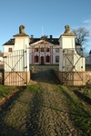 Stora Eks herrgård, grind av järnsmide med Ulrik Scheffers monogram och stenlejon från 1783 av bildhuggaren Olof Berggren. 