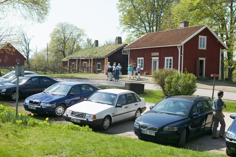 Hembygdsmuset "Gammelgården" längst till höger i bild med Linnéstugan till vänster.