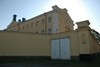 Mariestads fängelse, västra cellflygeln och murens nyare del från 1903, vy från NV.