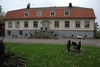 Brunsbo biskopsgård, mangårdsbyggnaden, fasad mot gårdsplan.