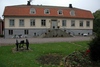 Brunsbo biskopsgård, manbyggnaden, fasad mot gårdsplan.