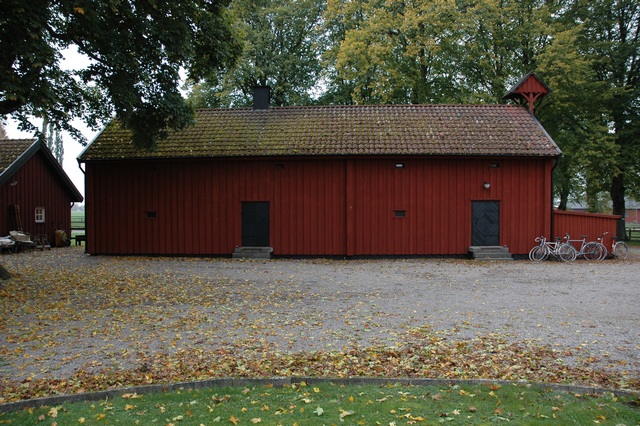 Brunsbo biskopsgård, västra flygeln/magasinet, fasad mot gårdsplan.