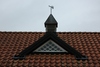 Brunsbo biskopsgård, vagnmuseet, takkupa och ventilhuv med vindflöjel.