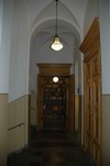 Skara stifts- och landsbibliotek, trapphall på övervåningen.