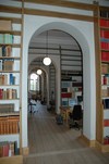 Skara stifts- och landsbibliotek, övervåningens södra rumsfil.