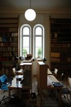 Skara stifts- och landsbibliotek, övervåningens södra rumsfil, fönster mot söder.