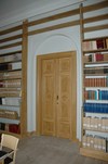 Skara stifts- och landsbibliotek, övervåningens södra rumsfil, dörr mot norr.