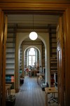 Skara stifts- och landsbibliotek, övervåningens norra rumsfil.