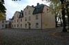 Skara domkapitelhus, innanför entrén närmast i bild fanns länge en bok och pappershandel.
