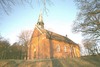 Sperlingsholms kyrka sedd från sydväst.