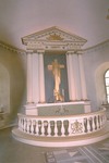 Altaruppsatsen och altarringen i Getinge kyrka.