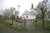 Kyrkogårdens nordöstra hörn med kyrkan i fonden.