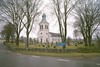 Ljungby kyrka med omgivande kyrkogård.