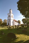 Gällareds kyrka med omgivande kyrkogård sedd från sydväst.