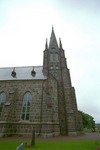 Del av kyrkans nordfasad med tornet.