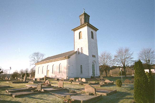 Släps kyrka med omgivande kyrkogård.