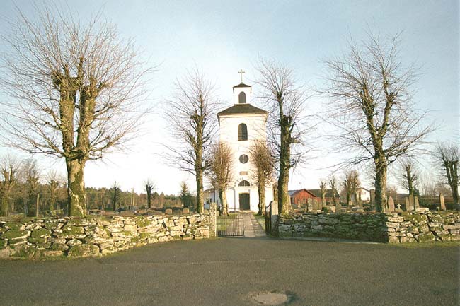 Kyrkan och delar av den västra kyrkogårdsmuren.
