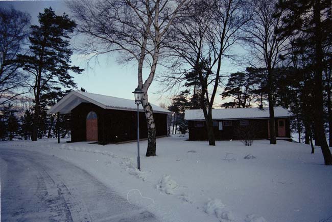 Ekonomibyggnader invid Ölmevalla kyrka.
